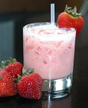 CAIPIFRUTA MORANGO/CACHAÇA
