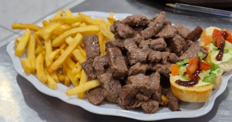 FILÉ COM FRITAS